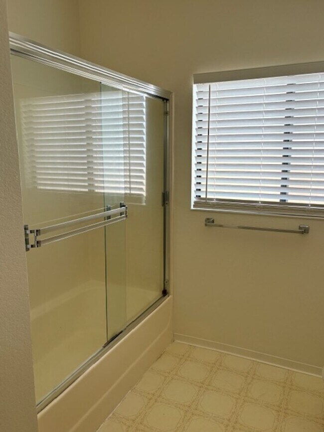 Building Photo - Beautiful 4 Bedroom, 3 Bathroom House Avai...