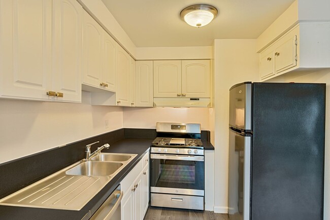 Building Photo - 317 Bridge Pl