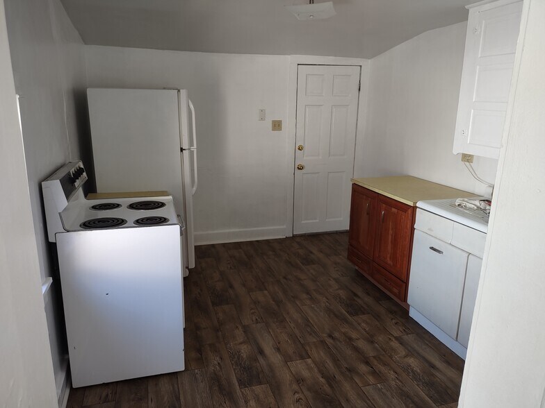 kitchen (with old stove) - 408 S 6th St
