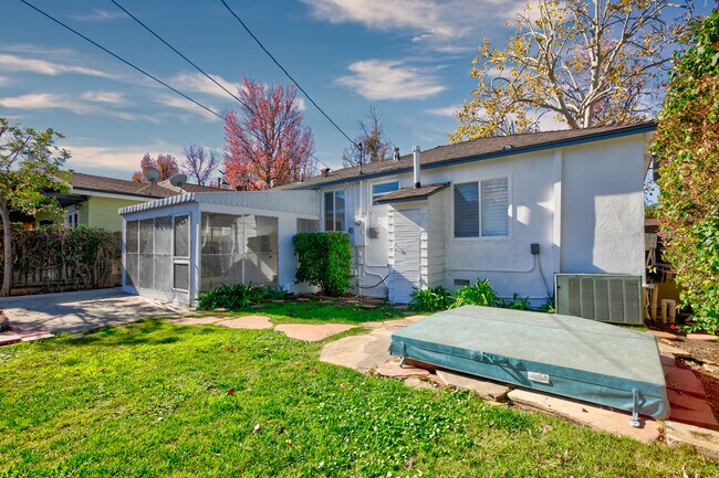 Building Photo - 5726 Lasaine Ave