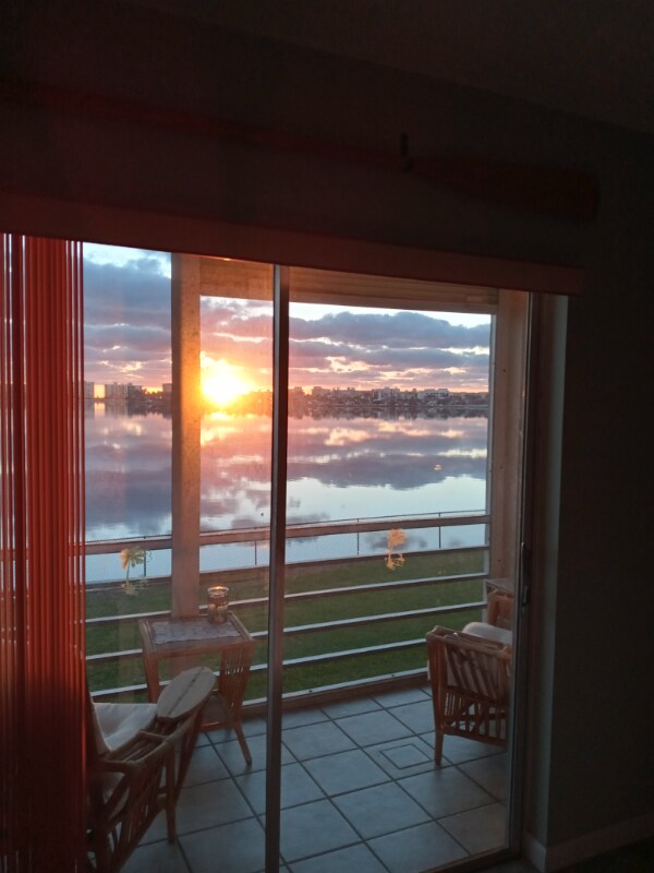 Building Photo - 1516 S Lakeside Dr