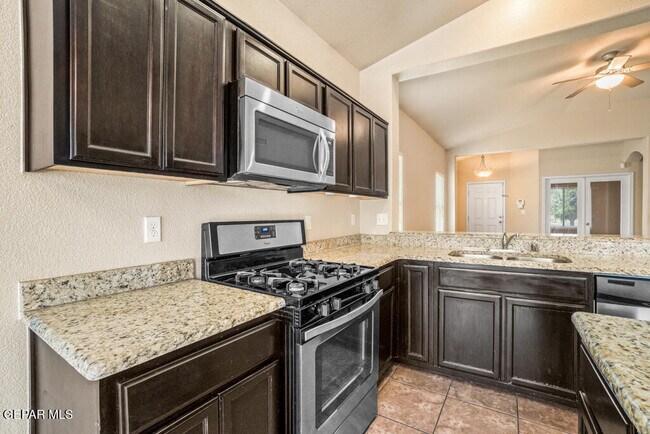 Building Photo - 2932 Pino Triste Dr