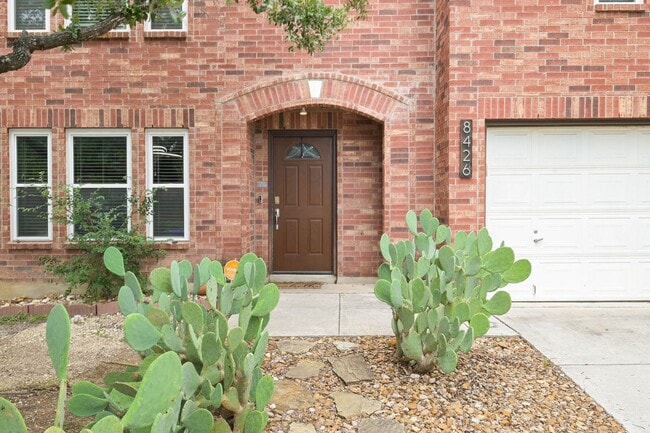 Building Photo - Beautiful 4/3.5 Home Available for Immedia...