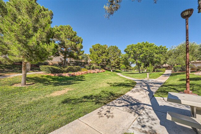 Building Photo - Elegant 2-Bedroom Condo in Gated Community with Pool and Spa