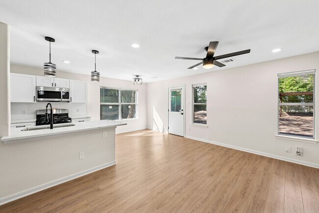 Building Photo - Newly Remodeled Duplex Great Location!