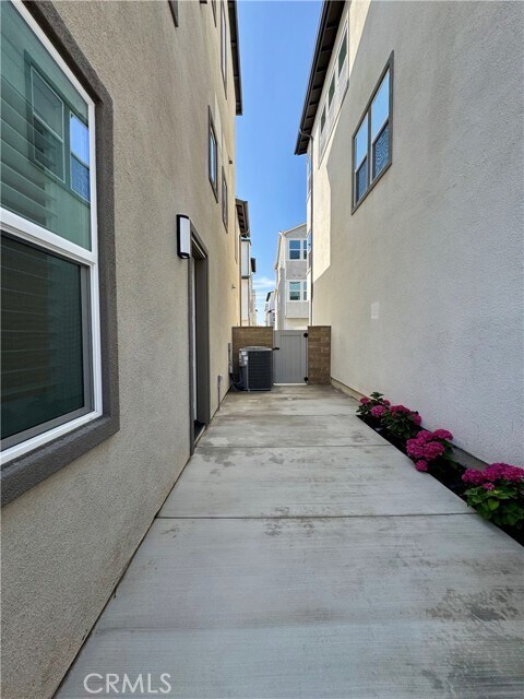Building Photo - 450 Lobata