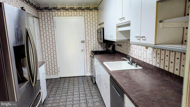 Building Photo - 6100 Westchester Park Dr