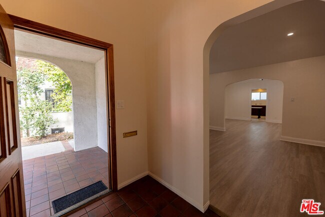 Building Photo - 4360 Kraft Ave