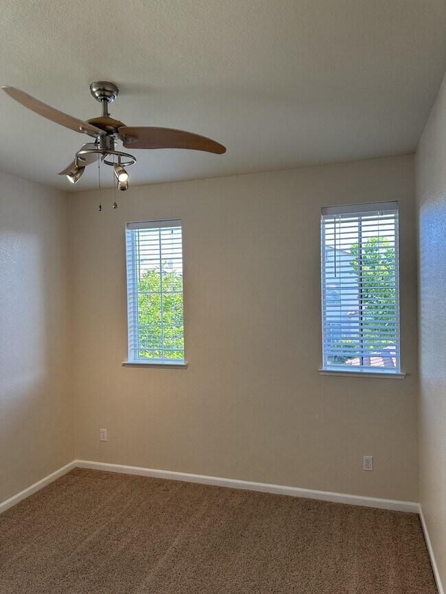 Building Photo - Lathrop 5 Bedroom 3 Bathroom Home