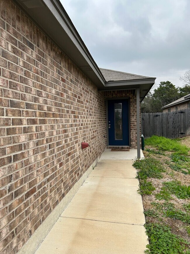 Building Photo - 915 Rebecca Ln