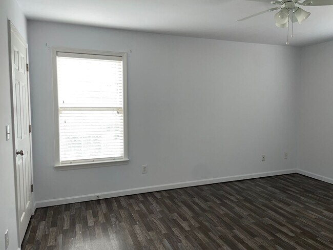 Building Photo - 2 BED, 2 BATH CONDO LOCATED IN GREENSBORO!