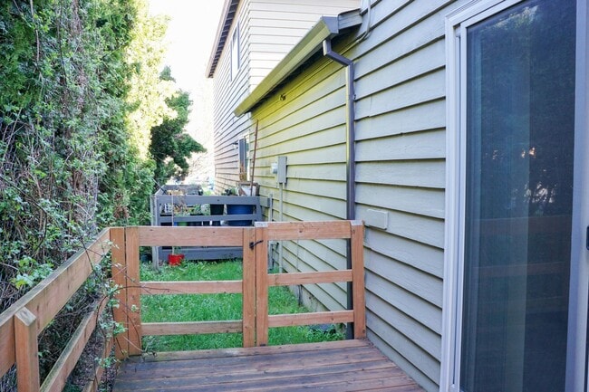 Building Photo - Close-in SE: Garden Level 1 Bdr w/ DW, Private Patio, & Parking!