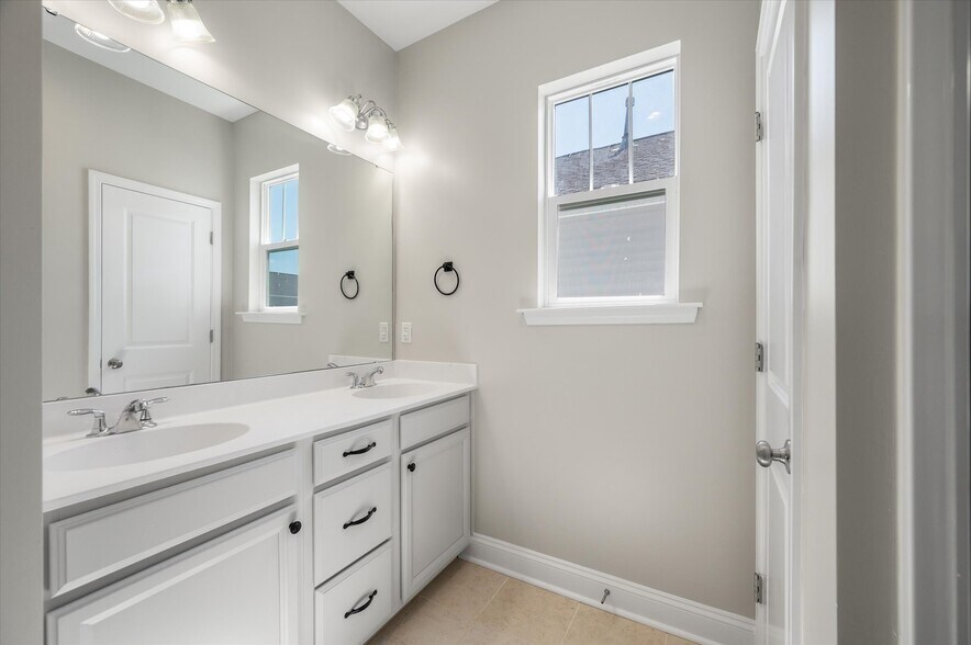Building Photo - 127 Hawthorne Landing Dr