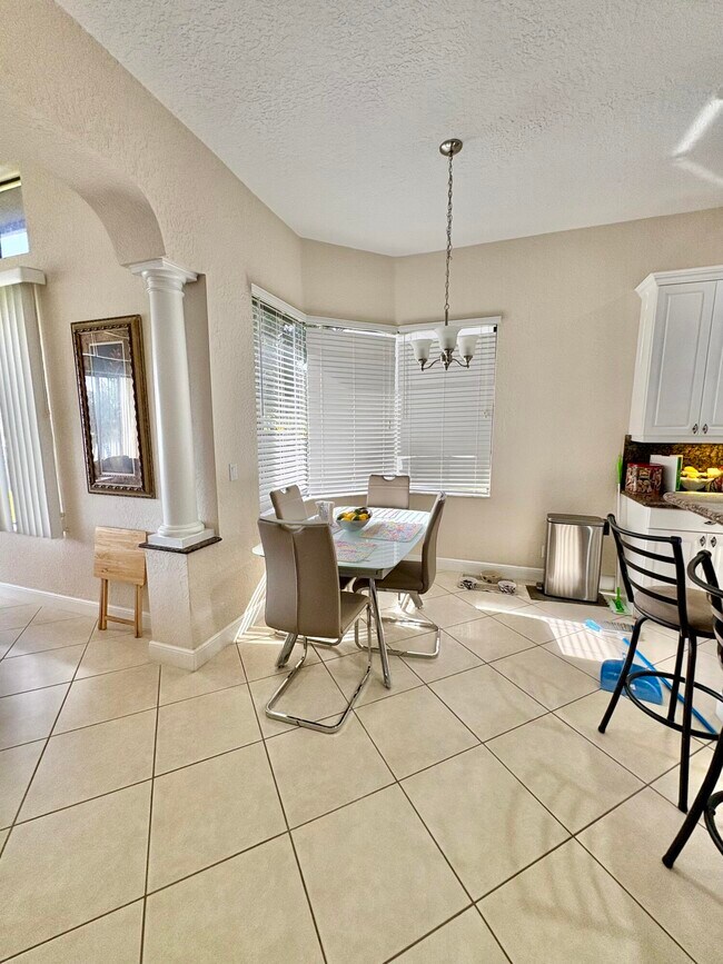Building Photo - 3558 Collonade Dr
