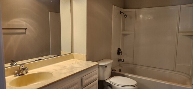 Building Photo - Great location!!!  3 bed 2 1/2 bath town h...