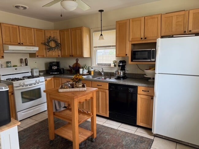 Building Photo - Beautiful Single Family Home In The Heart ...