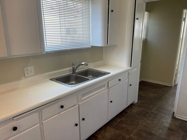 Building Photo - Wonderful 1 Bedroom 1 Bath Bungalow Unit located near downtown Oxnard