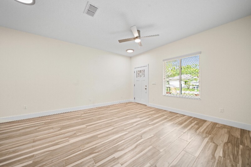 Building Photo - 208 N Cherry St