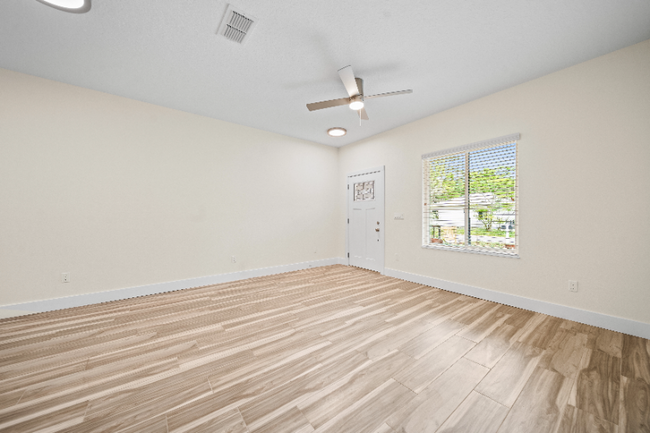 Building Photo - 208 N Cherry St