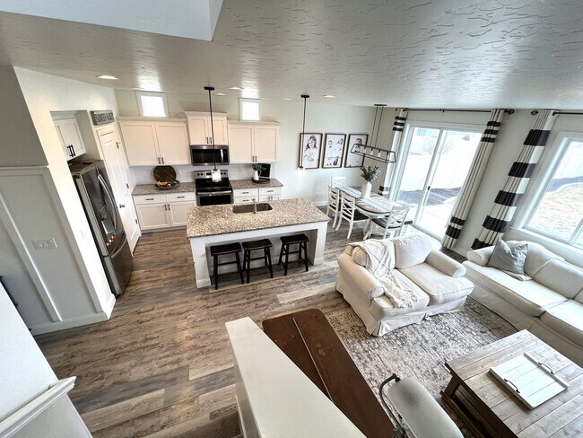 Building Photo - Welcome to this charming 3 bed 2.5 bath home just off Deer Flat and Linder Rd.