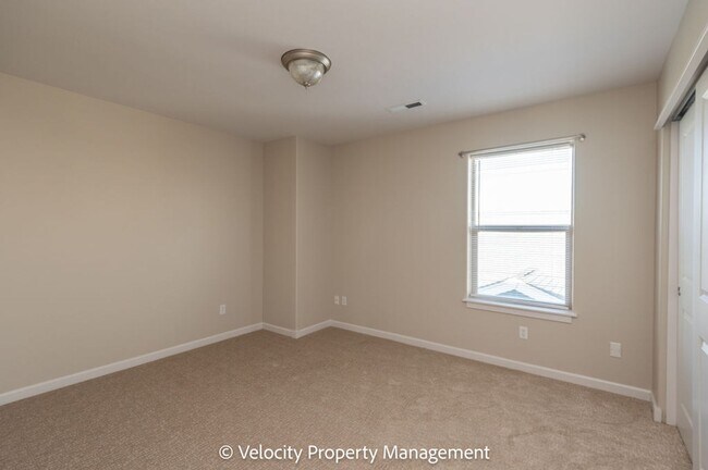 Building Photo - 1530 NW Hickory Pl