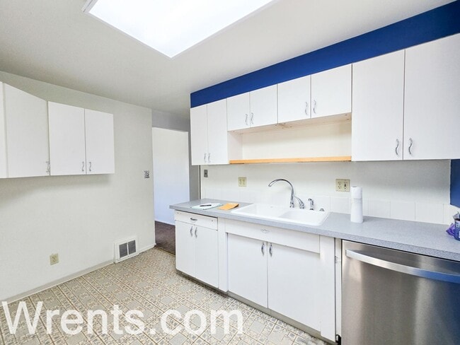 Building Photo - charming 2-bedroom, 1-bathroom ranch-style...