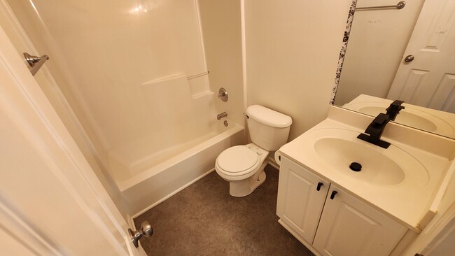 Building Photo - Updated, spacious townhome close to the in...