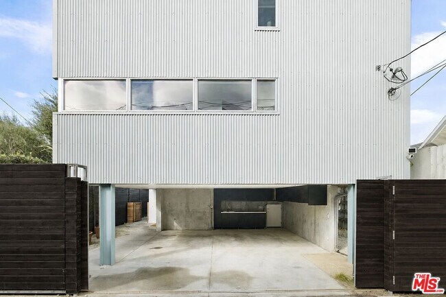 Building Photo - 724 Superba Ave