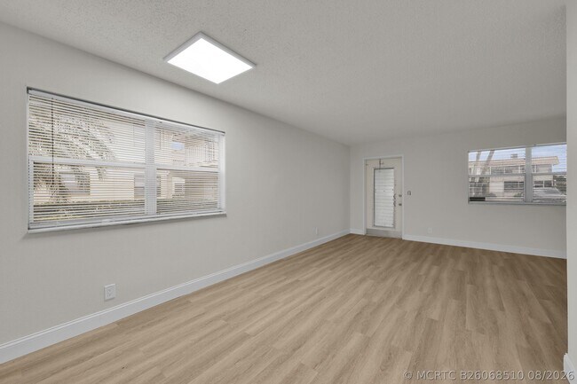 Building Photo - 146 Saxony D