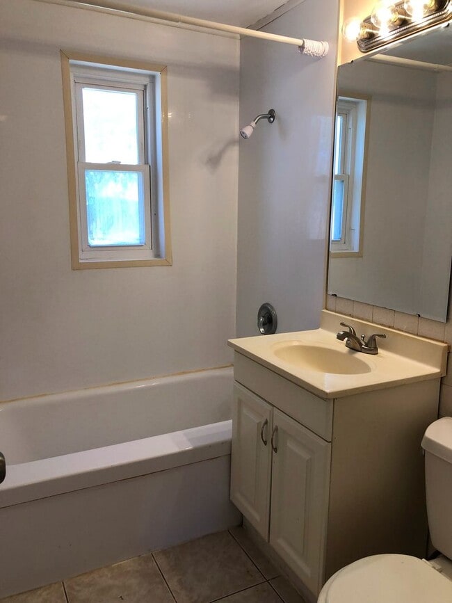 Building Photo - 3 Bed 1 Bath Home | Pet Friendly | Washer Dryer Hook Ups | Section 8 Welcome