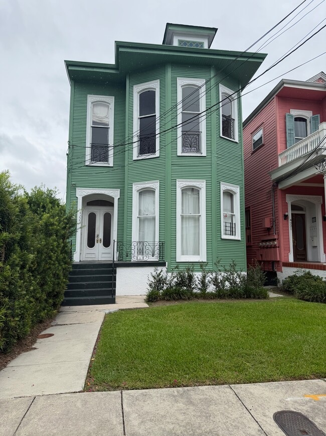 Front view - 4223 Prytania St