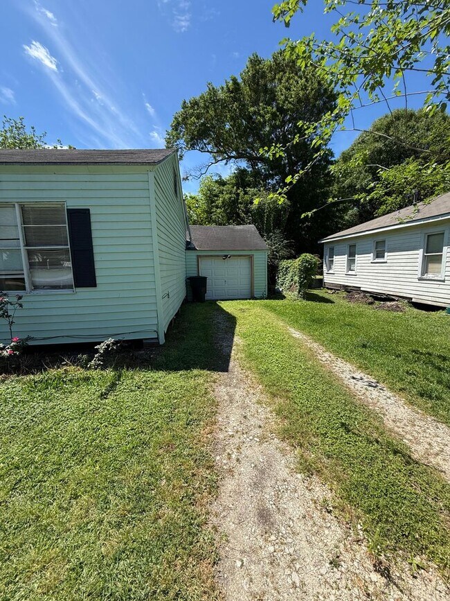 Building Photo - 207 23rd St