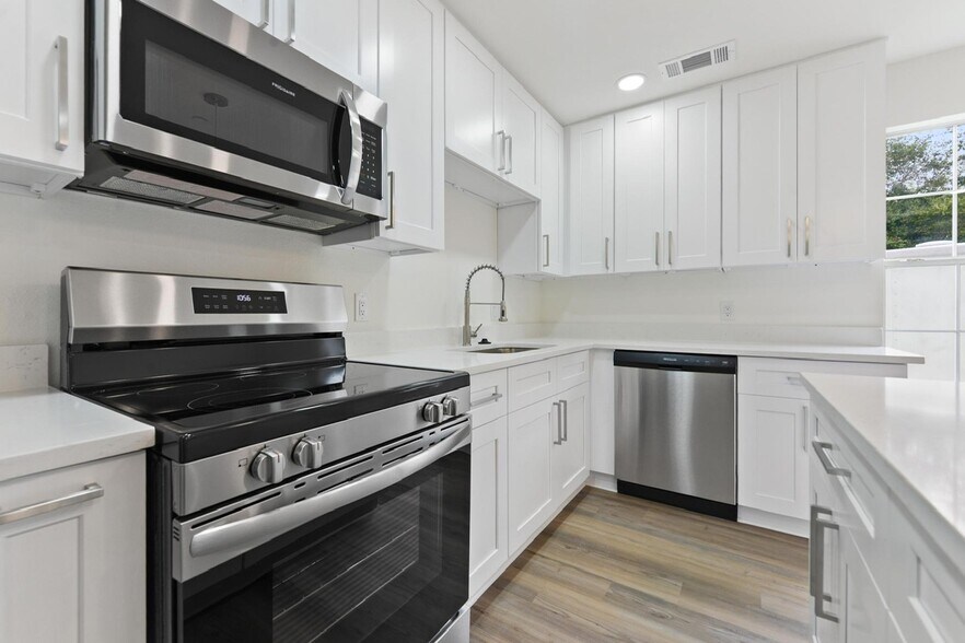 Building Photo - 957 Middle Ln