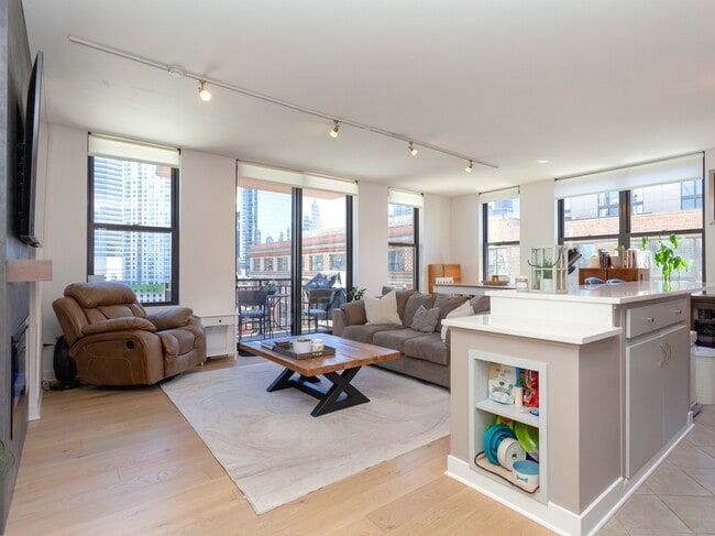 Building Photo - 330 N Jefferson St