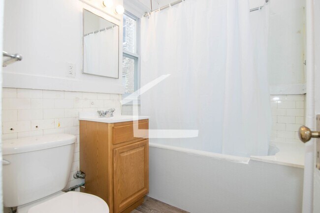 Building Photo - 9/1 No Fee! Split style 3BR w/balcony, heat inc!