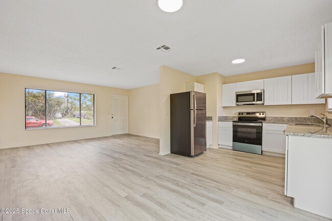 Building Photo - 1426 Leeward Ave SE
