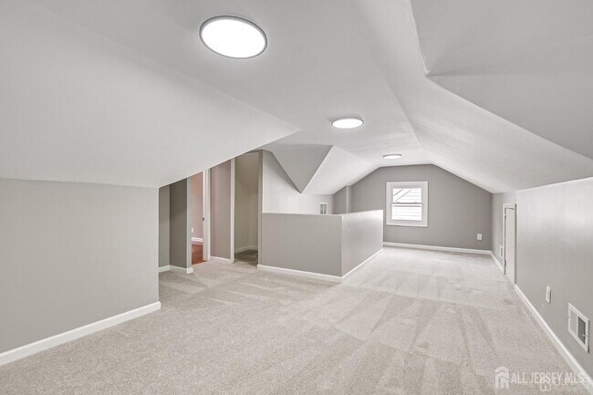 Building Photo - 48 Johnson Pl