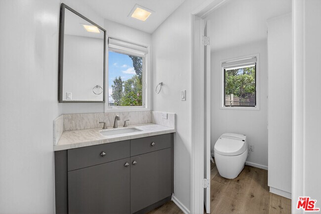 Building Photo - 935 Linda Flora Dr