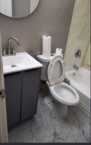 Building Photo - 1827 W 170th St