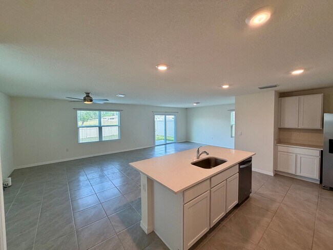 Building Photo - Beautiful Home in Newberry, FL – Spacious, Modern, and Peaceful Living