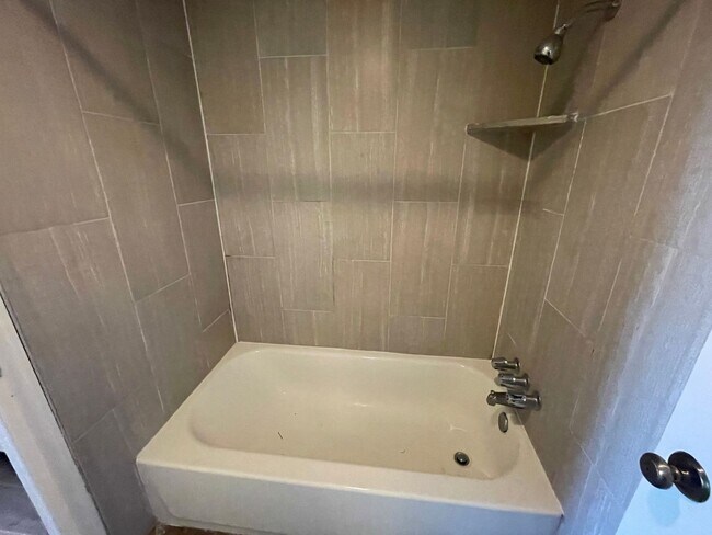 Building Photo - 3 Bed Duplex OKC
