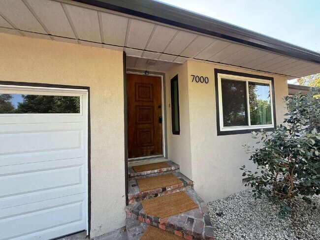 Building Photo - Newly Remodeled 4 Bed 2 Bath in Citrus Hei...