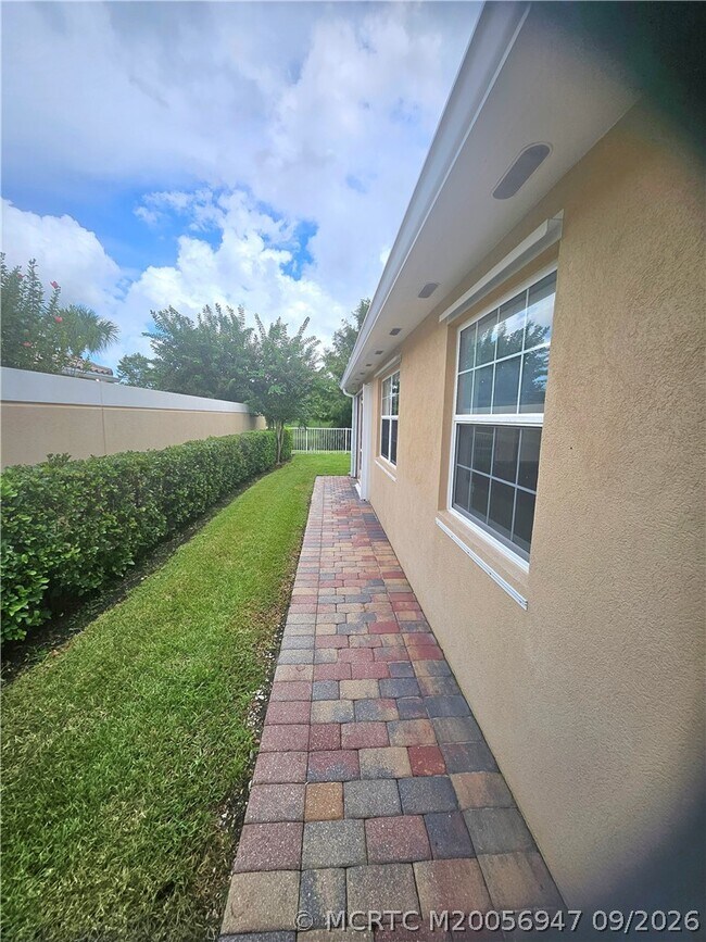 Building Photo - 11208 SW Pembroke Dr