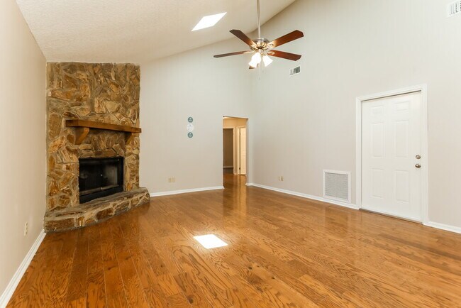 Building Photo - 1845 Alberta Ct N