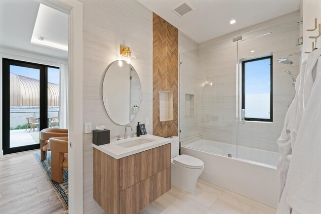 Building Photo - 214 28th St