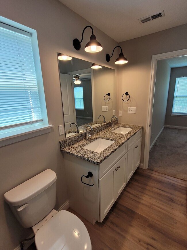 Building Photo - 3 Bedroom Home in South Columbia