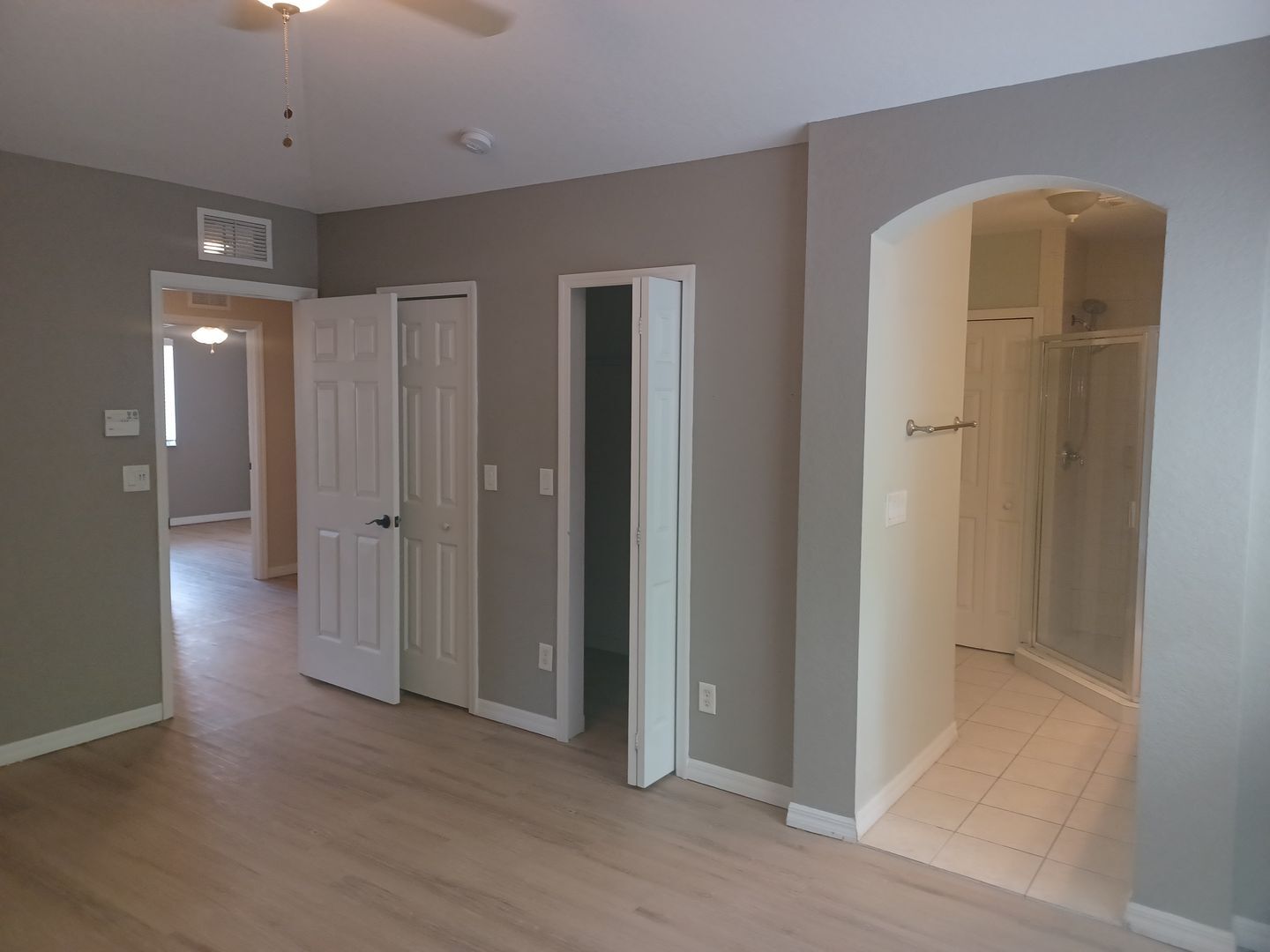 Building Photo - Townhouse with Amenities Galore: 3 BR / 2.5 Bath In The Colonnade Community