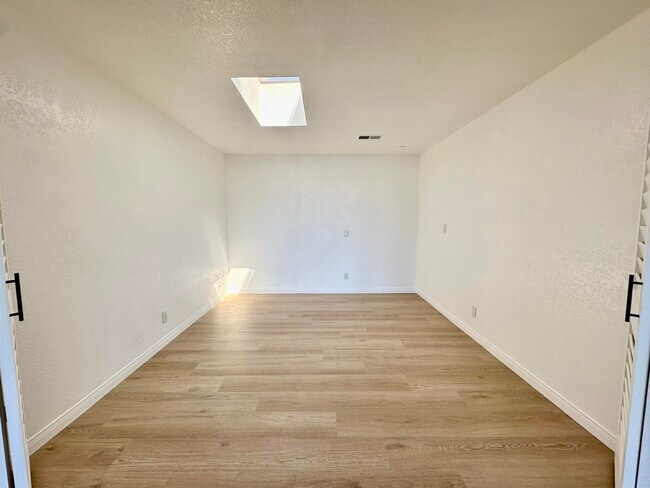 Building Photo - 417 Sierra Madre N