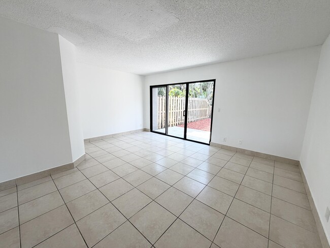 Building Photo - 799 Hill Dr