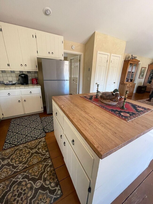 Building Photo - Beautiful Home in Chualar -with many ameni...
